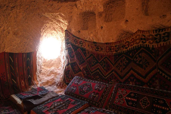 Interior de la casa cueva en la formación de rocas toba. — Foto de Stock