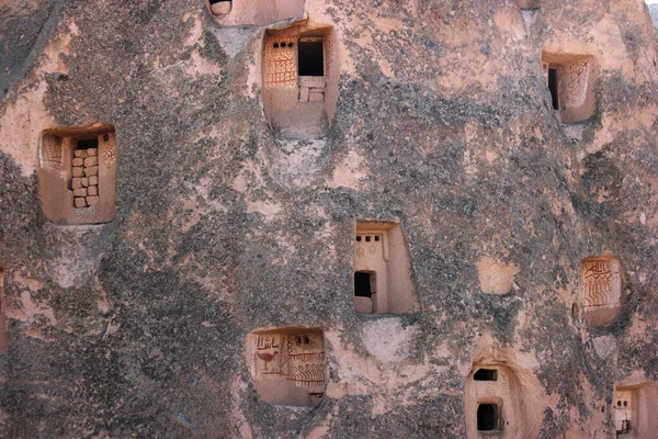 Antiguas casas cueva talladas en toba volcánica. — Foto de Stock