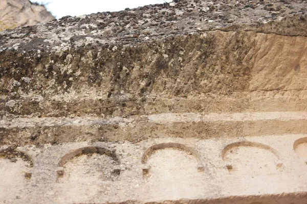 Acercamiento exterior de una antigua cueva en Capadocia. — Foto de Stock