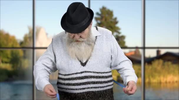 Homem sênior medindo sua barriga com fita métrica. — Vídeo de Stock