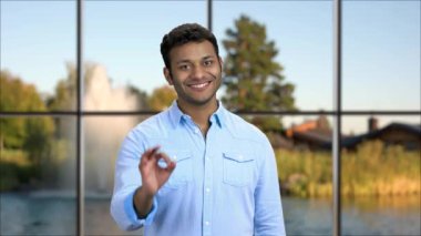 Başarılı iş adamı iyi bir jest yapıyor..