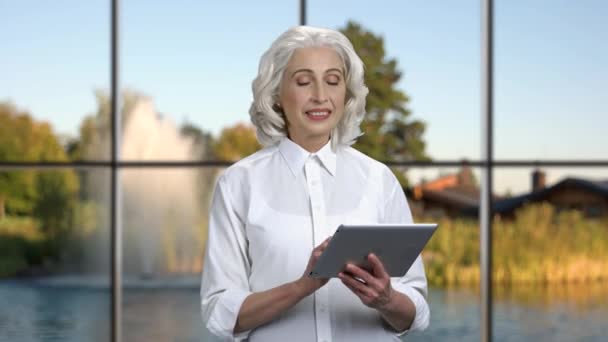 Элегантная деловая женщина с цифровым планшетом. — стоковое видео
