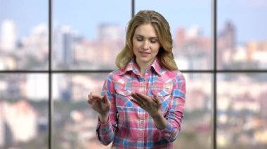 Fütürist tablet kullanan kadın.