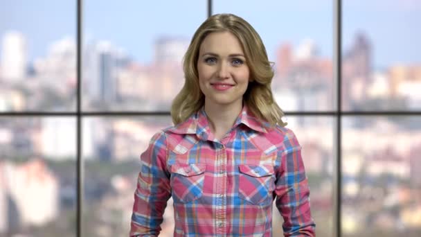 Pretty woman laughing out loud. — Stock Footage Pretty woman laughing out loud. Royalty Free Stock Video