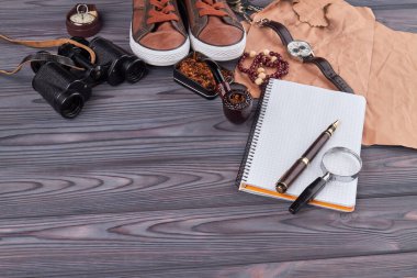 Üst görünüm klasik yazar aksesuarları.