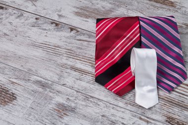 Beyaz masada renkli katlanmış kravatlar.