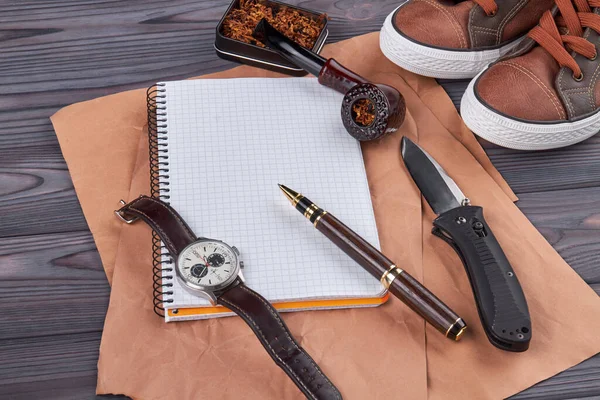 Not defteri ve kalemle erkek aksesuarları.