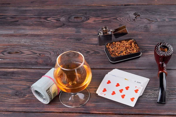 Mesa de jogo com álcool e cachimbo de fumar. — Fotografia de Stock