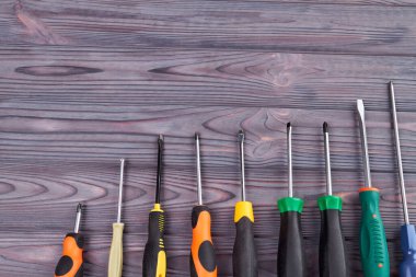 Tahtadaki çeşitli tornavidalar.