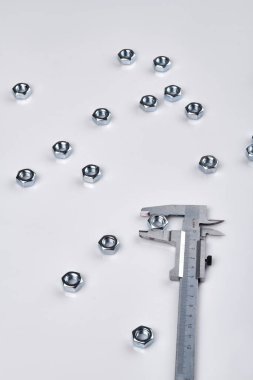 Dikey atış vernier kalibre ve fındık.