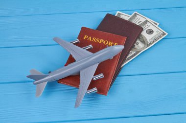 Oyuncak uçak ve mavi ahşap belgeler.