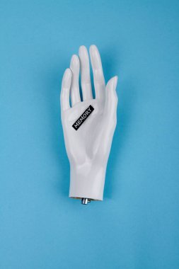 Beyaz manken el ve hafıza kelimesi.