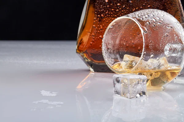 Egy közeli pohár whisky jégkockával.. — Stock Fotó