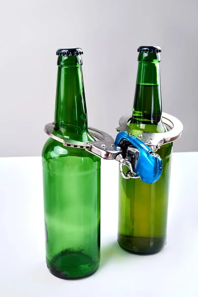 Detención del concepto de conductor de bebidas. — Foto de Stock