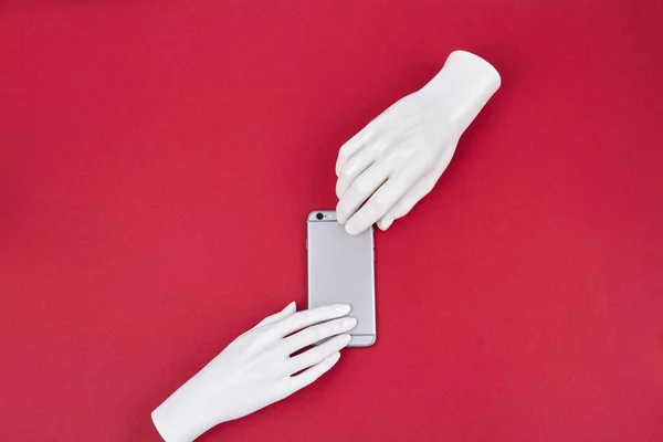 Mannequin handen en smartphone. — Stockfoto