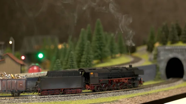 Yan görünüm siyah oyuncak lokomotifi. — Stok fotoğraf