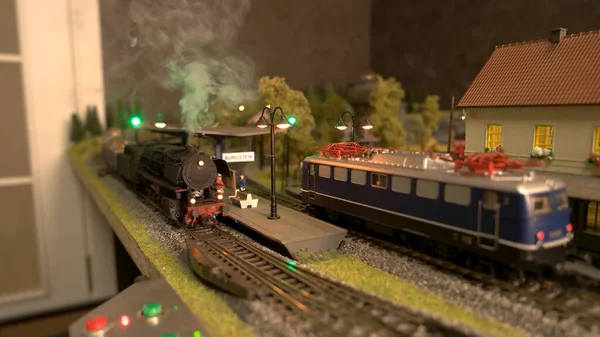 Estação ferroviária de brinquedo em miniatura. — Fotografia de Stock