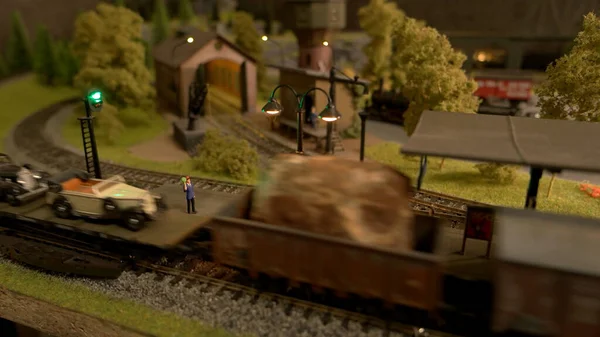 Minyatür sinyalci ve kargo treni. — Stok fotoğraf