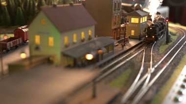 Lokomotifli buharlı Retro tren istasyonu.