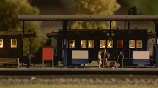 Retro miniatuur station met reizigers. — Stockfoto