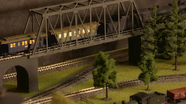Yolcuları olan eski trenin modeli. — Stok fotoğraf