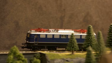 Demiryolundaki yan manzara vagonu..