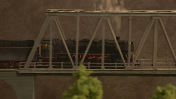 Ретро локомотив на мосту . — стокове фото