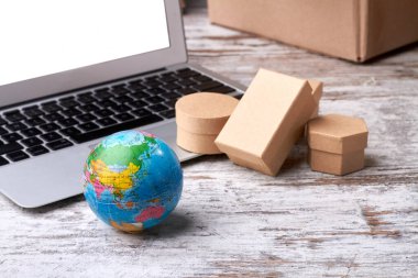 Paketleme kağıdı ve kargo kutuları dizüstü bilgisayarda.