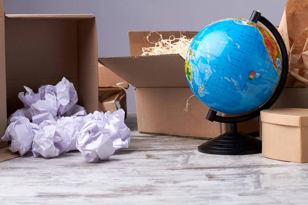 Papieren ballen en houtkrullen vulmiddel voor levering. — Stockfoto