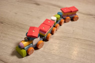 En tepedeki tahta oyuncak tren..