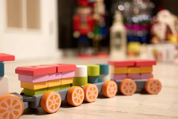 Bunte Spielzeug-Block-Eisenbahn aus nächster Nähe. — Stockfoto