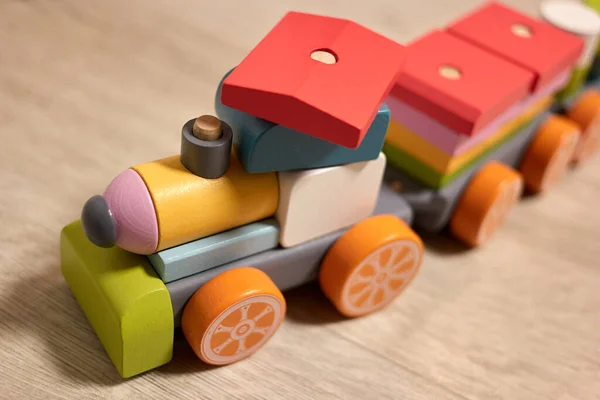 Közelkép színes játék vonat gyerekeknek. — Stock Fotó