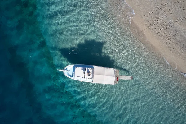 Вид зверху на човен на бірюзове море . — стокове фото