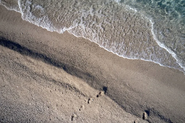 Fondo de espuma de mar de onda suave y playa de arena. — Foto de Stock