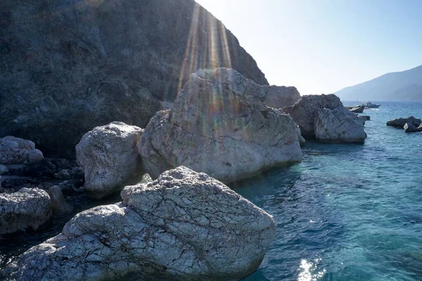 Veduta delle rocce costiere con acque turchesi chiare. — Foto Stock