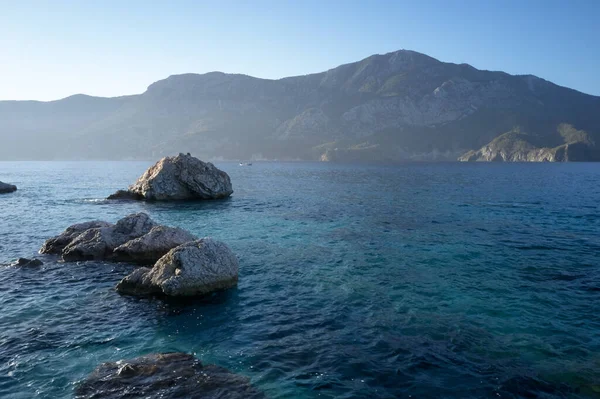 Mare Mediterraneo con montagne e cielo sullo sfondo. — Foto Stock