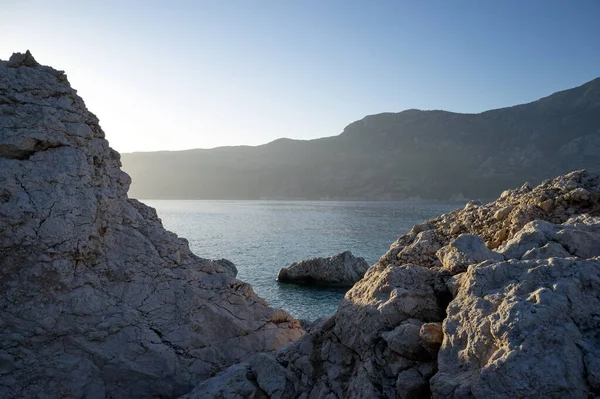 Pittoresca vista di scogliere rocciose in mare incredibile. — Foto Stock
