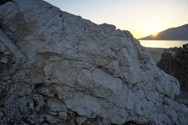 Närbild av stor sten på stranden. — Stockfoto