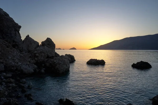 Tramonto sul mare roccioso. — Foto Stock