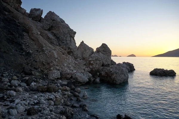 Bella vista mare con rocce e scogliere al tramonto. — Foto Stock