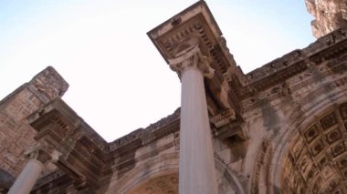 Antik mimarinin sütunları ve kalıntıları.