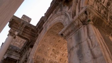 Türkiye 'nin Antalya kentindeki Hadrian kapısı manzarası.