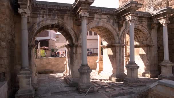 Hadrians Gate i gamla stan Kaleici i Antalya, Turkiet. — Stockvideo
