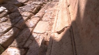 Antik şehrin yol ve tuğla duvarı.