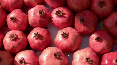 Markette olgun kırmızı nar meyveleri yığını.