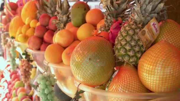 Affichage avec des fruits tropicaux frais. — Video