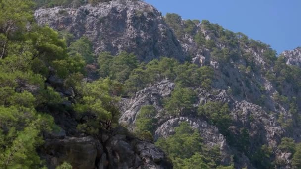 背景に青い空の美しい山の崖. — ストック動画