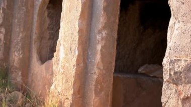 Eski bir mezarın kalıntılarına yakın..