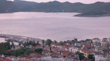 Gün batımında Kas şehrinin hava manzarası.