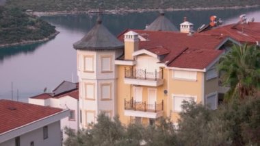 Kas şehrinin mimari, deniz ve dağ manzarası.